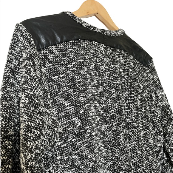 🛼 Fashionable Knitt and faux leather black and white cardigan. - Picture 8 of 8